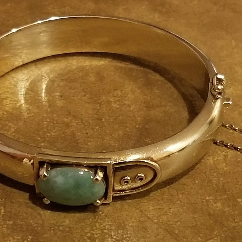 RARE VINTAGE SIGNED GUMPS BUCKLE HONG KONG 14K GOLD GREEN JADE BRACELET BANGLE